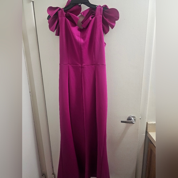 Elegant Magenta Evening Gown - Picture 3 of 4